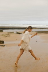 Sukienka na plażę SERENITÀ z haftem w stokrotki Rozmiar XS/S