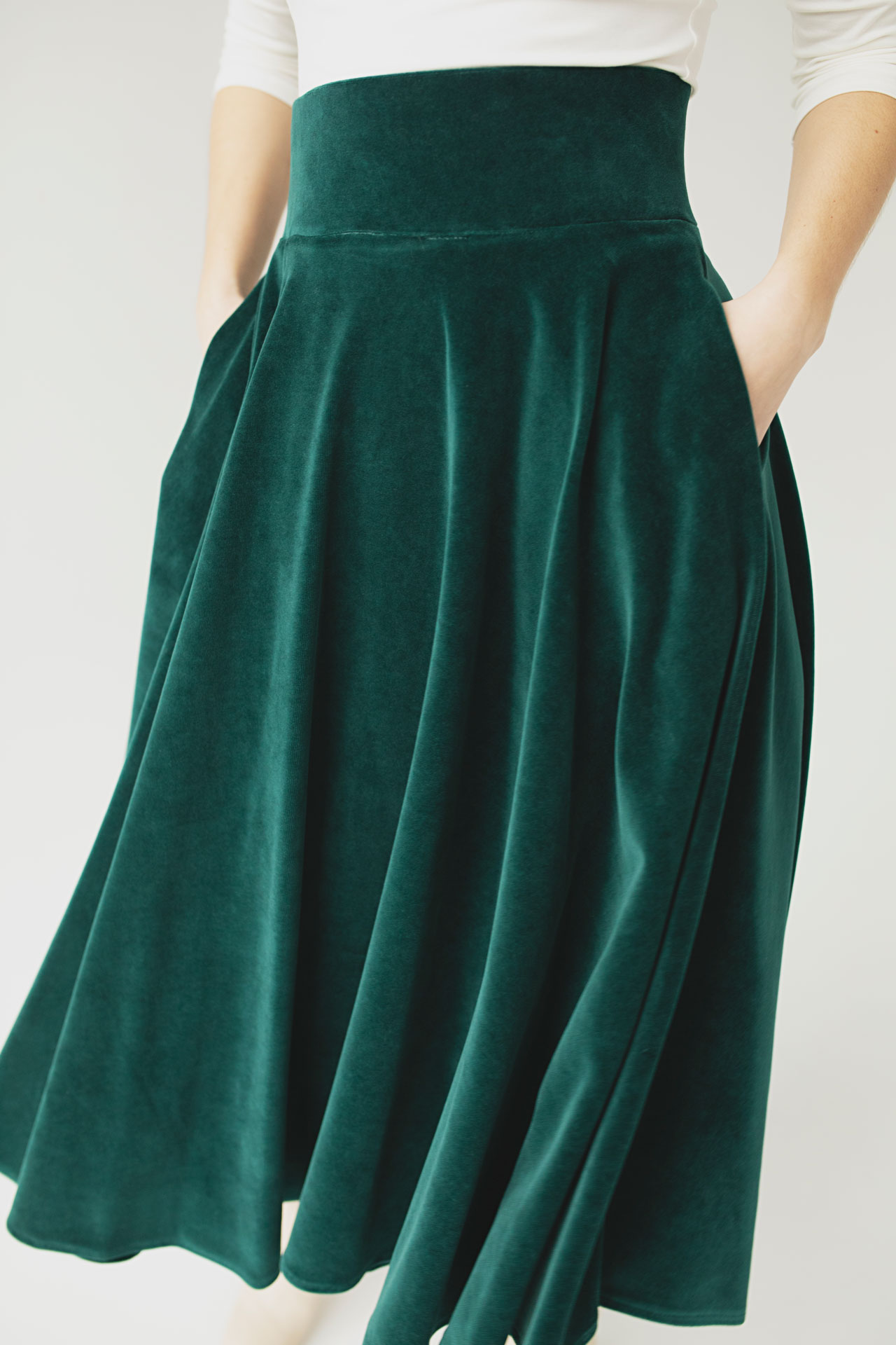 Zielona spódnica welurowa midi, aksamitna z weluru rozkloszowana
