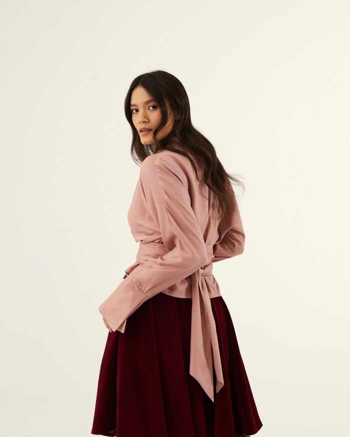 Zestaw: welurowa spódnica Vino Rosso + bluzka kopertowa Gioia w kolorze pudrowego różu