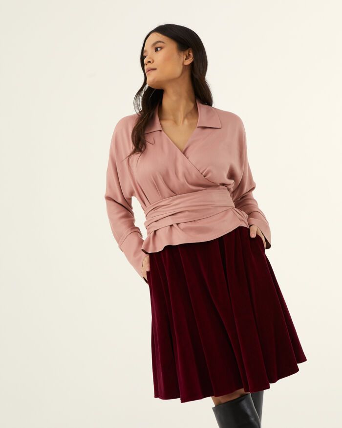 Zestaw: welurowa spódnica Vino Rosso + bluzka kopertowa Gioia w kolorze pudrowego różu