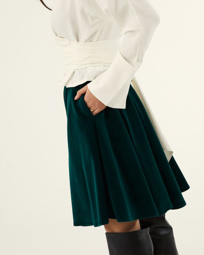 Zestaw: welurowa spódnica Pino Verde + bluzka kopertowa Gioia biała