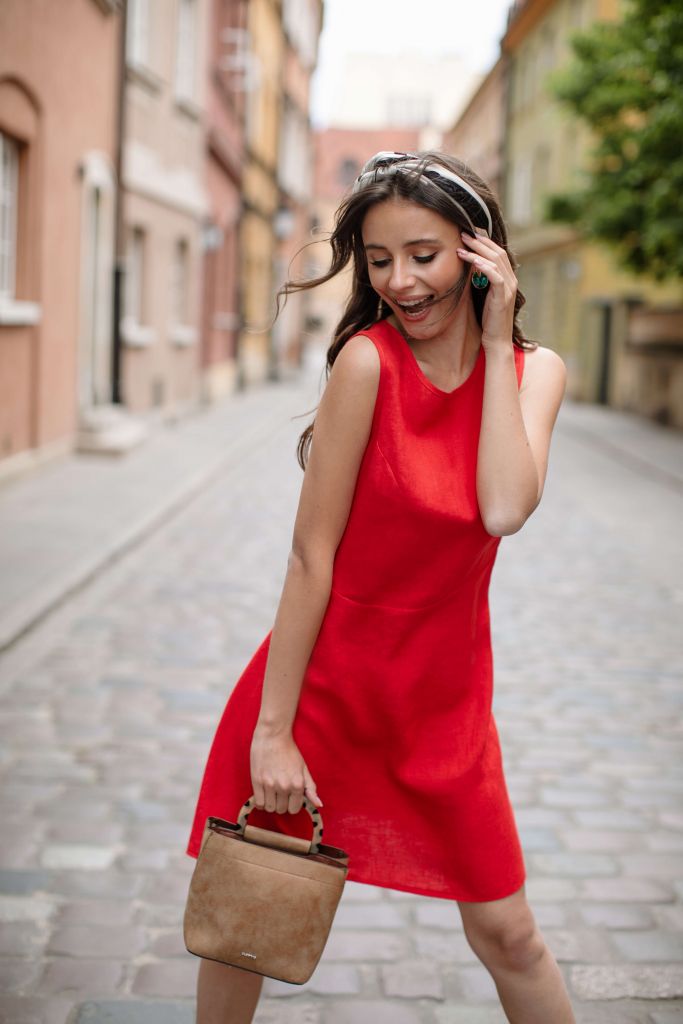 czerwona sukienka na randkę