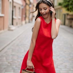 czerwona sukienka na randkę