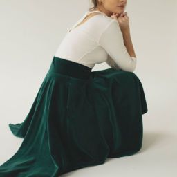 zielona spódnica welurowa - jak się ubrać na święta