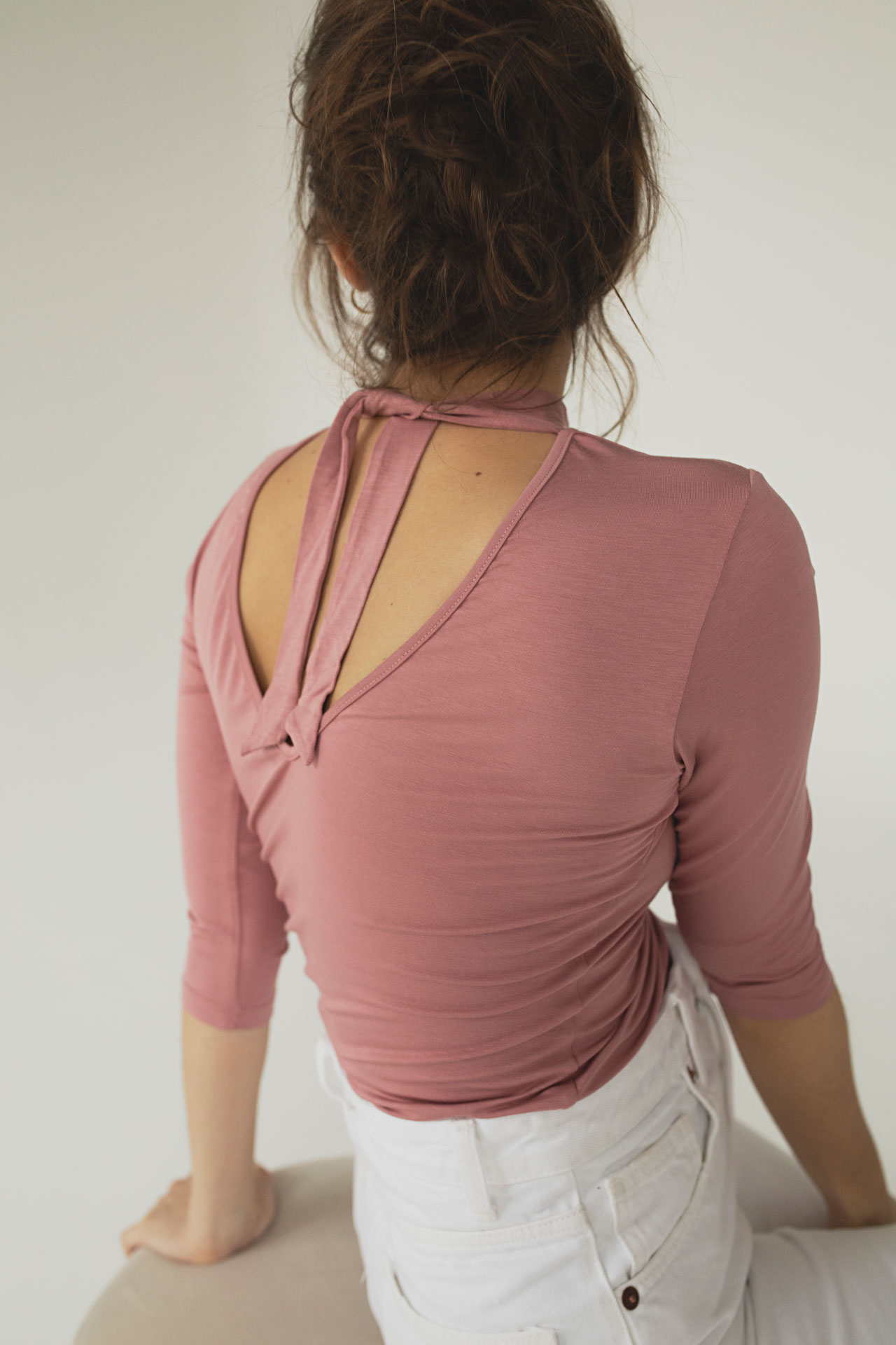 Różowa bluzka z wycięciem na plecach