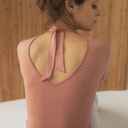 Bluzka z wycięciem na plecach brzoskwiniowa