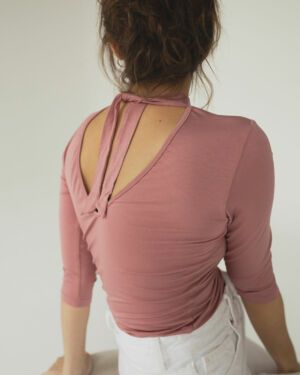 Różowa bluzka z wycięciem na plecach ROSA