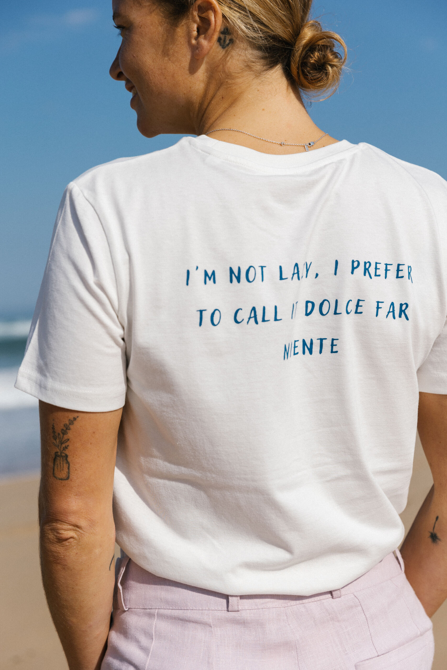 t-shirt z bawełny organicznej z napisem dolce far niente