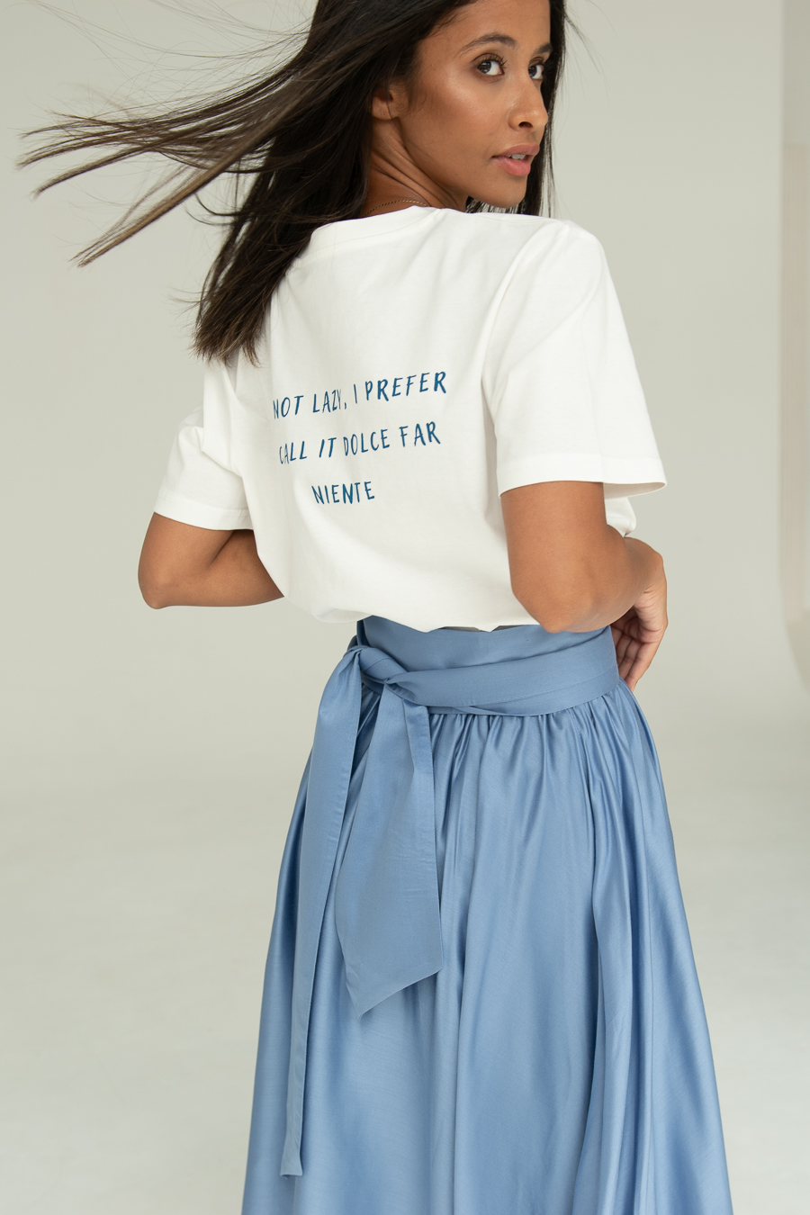 błękitna spódnica Nebbia azzurra i t-shirt z napisem Dolce far niente