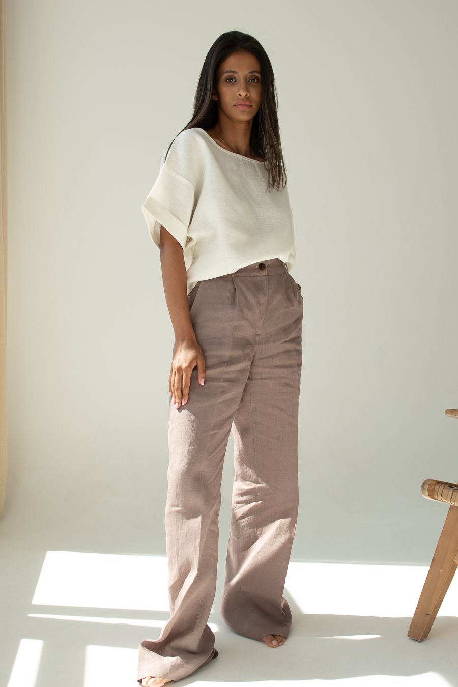 Komplet lniany: spodnie lniane w kolorze kawowym i biała bluzka lniana