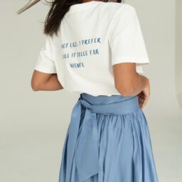 błękitna spódnica Nebbia azzurra i t-shirt z napisem Dolce far niente